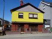 Maison Vente 2 chambres à Pétange - 685 000 € Texte français ci-dessous.
Freistehendes Einfamilienhaus mit Garten in ruhiger Lage unweit von Zentrum in Pétange.
Das Haus befindet sich in einer ruhigen Strasse. Der Vorgarten wurde vor 2 Jahren renoviert und sieht sehr sauber aus. Man betritt das Haus im Erdgeschoss, wo sich eine Eingangshalle mit Einbauschrank und die Garage mit Waschküche befindet. Der hintere Teil wurde ausgebaut zu einem Schlafzimmer, einem Büro und weiteren Räumlichkeiten, die je nach Bedarf als Badezimmer und/oder Küche ausgebaut werden könnten. Im ersten Stock gibt es ein grosszügiges Wohnzimmer mit Balkonzugang ( Westseite, damit viel Sonne ab 12.00 Uhr ), ein Schlafzimmer, ein Badezimmer mit Dusche, eine Küche und einen kleineren Essraum. Im Flur befindet sich die Ausziehleiter für den Speicher, der als Ablage dient. Den Garten kann man durch einen seitlichen Gang am Haus betreten oder direkt durch die hinteren Zimmer des Erdgeschosses. Hier liegt eine überdachte Terrasse und ein sehr schön angelegter Garten mit Gartenhaus. Das Haus befindet sich in einem guten Zustand, die Fenster wurden 2017 ersetzt, die Fassade isoliert und gestrichen, das Dach kontrolliert,
Das Haus steht ca. 500 Meter vom Zentrum Pétange, dem Bahnhof und allen Einkaufsmöglichkeiten ( Cactus ) entfernt. Alle Schulen sind in direkter Umgebung, sowie Restaurants und Sportmöglichkeiten. Der Bus hält vor der Tür, die Autobahn Esch in 300 Meter.
Maison unifamiliale libre de 4 côtés avec jardin en situation calme et à proximité du centre de Pétange.
La maison se situe dans une rue calme. Le jardin de devant a été rénové il y a 2 ans et se présente dans un état propre. Le hall d’entrée avec placard est au rez-de-chaussée à côté du garage et de la buanderie. La partie postérieure a été aménagée en une chambre à coucher, un bureau et des pièces supplémentaires qui, selon besoin, peuvent être affectées comme salle de bains ou/et cuisine. Au premier étage on a un salon spacieux avec accès au balcon (côté ouest, ensoleillé à partir de midi), une chambre à coucher, une salle de bains avec douche, une cuisine et une dinette. Un escalier escamotable vers les combles servant comme débarras se situe au couloir. Le jardin est accessible par un couloir latéral ou directement par les pièces postérieures du rez-de-chaussée. Ici de situe une terrasse couverte et un beau jardin avec abri de jardin. La maison est en bon état, les fenêtres ont été remplacées en 2017, la façade a été isolée et repeinte, la toiture a été contrôlée.
L’immeuble se situe à 500m du centre de Pétange, de la gare et des magasins (Cactus). Toutes les écoles, ainsi que les restaurants et diverses possibilités sportives sont à deux pas. L’arrêt de bus se situe devant la porte et l’autoroute d’Esch est à 300m.