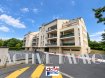 Appartement Moulins Les Metz 3 pièce(s) 67.60 m2. NOUVEAUTÉ ! EN EXCLUSIVITÉ ! 
Situation géographique de premier choix !

Sur la commune recherchée de MOULINS-LES-METZ, commune de l'agglomération Messine idéalement situé à proximité de l'axe A31 facilitant les déplacements vers Metz, Nancy ou le Luxembourg, et disposant de plusieurs établissements scolaires, de professionnels de santé, pharmacie, commerces et à toute proximité également de la zone commerciale Actisud/Waves.

Au sein d'un quartier résidentiel à deux pas de la Moselle et du canal de Jouy, cet appartement offre un cadre de vie agréable et verdoyant, idéal pour les actifs, les frontaliers et les amoureux de la nature.

Au coeur d'une copropriété de 2003, 'Résidence Les Deux Rives', parfaitement entretenue de 28 lots d'habitations, devenez propriétaire de cet Appartement F3 de 68 m² au 1er étage avec ascenseur, terrasse, cave, garage et place de stationnement.

Composé d'un sas d'entrée, d'une pièce de vie lumineuse de près de 21m² donnant accès à la terrasse de 10m² exposée Sud-Ouest avec une vue dégagée, une cuisine équipée et aménagée indépendante de plus de 7m² communiquant également avec la terrasse, d'un wc indépendant, et d'un espace nuit séparé avec un grand placard de rangement dans le couloir, parfait pour optimiser les espaces, de 2 belles chambres d'environ de 11 et 13m² (dont 1 équipée avec placard intégré) et  d'une salle de bain avec baignoire.

En complément, vous apprécierez la cave située au rdc de la copropriété, un vrai espace complémentaire pour faciliter votre quotidien en plus du garage fermé et de la place de stationnement privative.

DV PVC + Volet roulants
Chauffage gaz : Chaudière neuve (2025)
Copro sécurisée
Syndic professionnel : EFFICIENCE : Charges de copropriété de 145€/mois comprenant électricité et entretien des communs et extérieur, ascenseur, assurance, avance sur eau froide, entretien chaudière, frais de syndic, appel fonds de travaux.
Aucune procédure en cours

DPE réalisé le 26/08/2026 :  logement classé C pour 137kWh/m²/an ainsi que C pour les émissions de gaz à effet de serre pour 27kg co²/m²/an.
Montant estimé des dépenses annuelles d'énergie pour un usage standard : entre 970€ et 1 360€ par an. Prix moyens des énergies indexés sur les années 2021, 2022, 2023 (abonnements compris)
Les informations sur les risques auxquels ce bien est exposé sont disponibles sur le site Géorisques : www.georisques.gouv.fr »

Honoraires inclus à charge vendeur
Pour plus de renseignements votre conseiller immobilier : Mme PETITFRERE Marie :  06 95 67 68 76
Copropriété de 100 lots - dont 28 lots habitation. (Pas de procédure en cours).
Charges annuelles : 1750.00 euros.