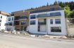 Appartement Vente 2 chambres à Wiltz - 377 400 € Nous vous proposons en vente deux nouvelles résidences au centre de Wiltz.
Les travaux sont en voie de finitions, et les appartements seront disponible pour le Septembre 2018.
Les deux résidences sont des bâtiments de haut standing construite selon les standards, procédés et techniques les plus actuels.
Chaque Résidence est dotée de deux ascenseurs et est accessible au personnes à mobilité réduite.
Chaque appartement dispose soit d'un balcon ou d'une terrasse ou d'une loggia.
Appartement lot B214 :
L'appartement est situé au 2ième étage se composant comme suit :
- Hall d'entrée
- Cuisine ouverte sur living avec accès sur balcon de 14,05 m2.
- 2 Chambres dont une avec accès sur balcon de 6 m2.
- salle de bain
- w.c séparé
Au sous-sol une cave et 2 emplaçement de parking viennent compléter cette offre.
* Le prix indiqué inclus la TVA 3%
Prix : 377.400 ,-
Livraison prévue : +/- Septembre 2018.
Ref agence :841046