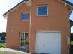 Maison Location 4 chambres à Châtel-sur-Moselle - 827 € c.c. A proximité du collège dans lotissemant au calme, pavillon à loyer conventionné comprenant : entrée, cuisine avec éléments , salon-séjour (40 m2), toilettes. A l'étage, 4 chambres, salle de bains (douche), toilettes. Garage. Espaces verts. Chauffage central gaz. Disponible mi Juillet 2021