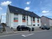 Duplex Location 3 chambres à Niederpallen - 1 800 € A louer dans le village de Niederpallen, spacieux duplex de 119,05m².
Le duplex situé au 1er et 2ème étage se compose de:
Niveau 1:
- hall d'entrée
- grande cuisine équipée avec salle à manger
- débarras avec connexion lave-linge
- wc séparé
- beau séjour avec sortie sur balcon de 5,85m².
Niveau 2:
- salle de douche, 2 lavabos et wc
- 3 chambres à coucher dont 2 plus petites.
Le duplex dispose d'une cave ainsi que d'un emplacement extérieur et intérieur.
Il est disponible à partir du 1 octobre 2023.