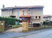 Maison Vente 3 chambres à Mancieulles - 110 000 € En exclusivité, dans environnement très agréable !
Au calme dans une rue à sens unique, charmante maison mitoyenne d'un côté.
Elle offre 104m² hab sur un terrain clos et arboré de 11 ares 14.
Au rdc une belle entrée dessert un espace de vie salon|séjour, une cuisine, une salle d'eau, un accès aux sous-sols complet.
A l'étage un pallier desservant 3 grandes chambres dont une avec placard et un wc.
Le tout complété par un grenier aménageable.
DV PVC, chauffage gaz, grand jardin avec dépendances et garage en sous-sol.
Prévoir rafraîchissement général et électricité.
Nouveauté AGORA !