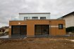 Villa Vente 6 chambres à Capellen - 1 595 000 € immohub, votre partenaire dans l’immobilier à Mamer / Capellen vous propose un bien unique libre de 4 cotés dans une cité résidentielle calme sans trafic de passage. Cette villa, érigée sur un terrain de 6 ares, a été complètement rénovée et transformée en 2018. Les 225 m2 de surface habitable se composent comme suit :
R-1
-Garage 37,22 m2
-Local technique 18,58 m2
-Buanderie 10,09 m2 (accès au jardin)
-WC séparé 5,01 m2
-Hall de cave 5,00 m2
RDC
-Hall d’entrée 21,50 m2
-WC séparé + Garde-robe 4,47 m2
-Chambre I 15,74 m2
-Suite parentale faisant 37,42 m2 se composant comme suit :
° Chambre à coucher 16,54 m2
° Dressing 5,52 m2
° Salle de bain de 15,36 m2 avec baignoire, lavabo double vasque, douche à l’italienne, WC, bidet, sèche serviettes
° balcon
-Double séjour avec cuisine équipée ouverte de 60 m2 donnant sur la terrasse et le jardin
R+1
-Hall de nuit 13,70 m2
-WC séparé 1,58 m2
-Salle de douche 6,14 m2 (WC, lavabo double vasque, douche à l’italienne)
-Chambre II 12,69 m2 avec accès terrasse
-Chambre III 12,58 m2 avec accès terrasse
-Chambre IV 20,38 m2
-Chambre V 18,00 m2
-Terrasse 60 m2
Détails :
-Chauffage au gaz (Viessmann)
-Triple vitrage
-Châssis PVC Schüco
-Volets électriques (Lamelles orientables)
-Parquet dans toutes les chambres
°Cuisine équipée
-induction AEG
-Micro AEG
-Four BOSCH
-Frigo & Congélateur BOSCH
-Plaque en marbre