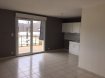 Appartement Location 2 chambres à Thionville-Élange - 800 € c.c. Appartement T3 de 66m2 situé au 2ème et dernier étage d'une résidence récente comprenant : entrée avec placard coulissant, espace jour avec cuisine ouverte équipée (mobilier hotte aspirante) et accès terrasse (17m2), deux chambres, WC, cellier, salle de bains avec baignoire et meuble 2 vasques, miroir et spot.
Garage individuel et parking extérieur.
Double vitrage PVC, volets roulants électriques, isolation extérieure, chauffage individuel gaz par le sol.