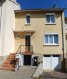 Maison Vente 3 chambres à Stenay - 85 600 € Maison d'habitation comprenant :
Au sous sol : chaufferie, garage ;
Au rez-de-chaussée surélevé : hall d'entrée, cuisine, salon, salle à manger donnant sur une terrasse couverte, w.c. ;
A l'étage : 3 chambres, salle d'eau avec w.c. ;
Terrain clos sur l'arrière.
Le tout sur une superficie de 01a 78ca
Installation de chauffage central au gaz de ville.