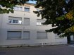 Immeuble de rapport Vente à Terville - 360 000 € TERVILLE - Immeuble de rapport comprenant : 3 appartements : 2 F2bis de 60 m² ' 1 F4 de 80 m² (possibilité de le transformer en 2 F2) Soit au total 200 m² carrez, immeuble jumelé de 1970 en bon état, construction en pierre de taille, double vitrage PVC, sdb et cuisines équipées rénovées, chauffage individuel gaz, toiture tuile rouge,mais aussi 1 grenier, 1 sous-sol complet (5 caves) et 1 jardinet de 50 m², stationnement aisé place du marché en face de l'immeuble, au centre de Terville,bonne rentabilité, 2 appartements sont loués à des locataires solvables et offrant tous des profils pouvant contracter des assurances loyers impayés à jour de paiement, rapport mensuel 1 160 ', le cabinet médicall libreRentabilité attractive de 5.36 %.DPE EBelle opportunité à 360 000 'Honoraires à la charge du vendeurAgora Thionville 03 82 54 77 77