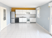 Appartement F3 de 77 m² situé au 2? et dernier étage d'un ensemble résidentiel, bénéficiant d'une terrasse de 15 m², d'un garage individuel et d'une place de parking extérieure.

Il se compose d'une entrée avec placard, d'un séjour avec cuisine équipée et accès direct à la terrasse, de deux chambres, d'une salle de bains avec baignoire et d'un WC indépendant.

L'appartement offre de bonnes prestations : isolation extérieure, double vitrage PVC, volets roulants électriques et chauffage individuel au gaz par le sol.

Les atouts : dernier étage, terrasse de 15 m², deux chambres, chauffage au sol, garage individuel et parking extérieur.

Un appartement fonctionnel et bien équipé, disposant d'un agréable espace extérieur et de stationnements privatifs.