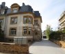 Appartement Location 2 chambres à Luxembourg-Limpertsberg - 3 500 € Dans une maison d’époque complètement rénovée au Limpertsberg, Sigelux Real Estate vous présente à la location ce bel appartement en rez de chaussée.
La maison comporte seulement 3 appartements, 1 appartement par étage.
Il se situe au 8, rue Ignace de la Fontaine L- 1532 Luxembourg
Sa surface habitable est de 94m2, il se compose :
- large couloir d’entrée avec rangement encastrés
- grand living salle à manger très lumineux de 43m2
- cuisine toute équipé ouverte, nombreux rangements
- une grande terrasse exposé sud de 46m2
- 2 chambres de 14m2 et 20m2
- une salle d’eau( douche italienne) avec WC
-une toilette séparée
- une cave
- double garage fermé à l’arrière du bâtiment
Les volets sont électriques, triple vitrage, parquet, porte et fenêtres de sécurité, visiophone, ascenseur, chauffage au sol:
Disponibilité immédiate
Loyer : 3500€
Charges :
Parking double : 200€
Garantie locative : 3 mois de loyer
Frais d’agence : 1 mois de loyer + Tva
Pour plus de renseignement ou un RDV contactez : SIGELUX: 46 71 31 ou info@sigelux.lu