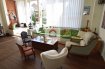 Maison individuelle Vente 4 chambres à Aspelt - 1 080 000 € A voir absolument : Immeuble/Maison polyvalent(e) de type LOFT situé dans un ancien bâtiment industriel d'environ 500 m2 converti en immeuble d'habitation avec grand garage et atelier idéalement situé dans une zone calme d'Aspelt.
Le bien peut être utilisé en maison bi-familiale et aussi convenir aux professions libérales (idéal pour habitation / bureaux / atelier)
Aménagement jusqu'à 3 unités distinctes avec un étage supplémentaire est possible après accord reçu par la commune.
Le bien se compose comme suit :
au rez-de-chaussée : un hall d'entrée, un salon spacieux, une salle à manger, une cuisine, un atelier avec une salle de douche et un grand garage pour 2 à 3 voitures.
Possibilité d'aménager une place de parking dans le passage latéral.
au 1er étage : un hall, un bureau, une chambre à coucher, une salle de bains, loft spacieux d'une surface d'environ 110 m2 comprenant une chambre à coucher parentale avec salle de bains ouverte avec accès terrasse, un dressing, une 2ème chambre.
Grande terrasse d'une surface de 50 m2 orientée sud.
Cour latérale avec jardin de 50 m2.
Espaces spacieux et lumineux grâce aux grandes baies vitrées.
3 entrées principales.
Accord de la commune pour rehausser le toit pour faire un étage en plus.
Revêtement de sols : terrazzo, parquet, dalles en béton
Grandes baies vitrées et en briques en verre
Cheminée existante
Toiture constituée d'une charpente en bois munie d'une isolation thermique avec couverture en zinc.
Ferblanterie en zinc.
Le bâtiment est équipé d'une installation de chauffage au gaz avec production d'eau chaude accouplée.
Possibilité d'acheter un jardin.
Classes de performance énergétique et thermique : I-I
Ref agence :217