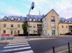 Appartement Vente 2 chambres à Bivange - 485 000 € SCHAUS IMMOBILIER vous propose à la vente cet appartement d'une surface d'environ 81m2 très lumineux, entièrement rénové en 2016, dans une résidence datant de 2004.
L'appartement se trouve au second étage de la résidence et est accessible par ascenseur.
L'entrée se fait par un couloir d'entrée dans lequel se trouve un espace pour un vestiaire. Le couloir permet d'accéder aux pièces suivantes :
- Un salon/salle à manger avec cuisine ouverte d'une surface d'environ 32m2.
La cuisine a été aménagée dans la cadre de la rénovation en 2016, elle est entièrement équipée et aménagée, notamment avec un four, un lave-vaisselle au grand format, un frigo, un congélateur et une hotte aspirante avec filtre à charbon.
La cuisine dispose d'un îlot central ajoutant du plan de travail supplémentaire et un comptoir.
- Le salon/salle à mange est très lumineux. Des luminaires télécommandables installés sur des rails sont installés au plafond.
- Un WC séparé avec vasque.
- Une première chambre d'une surface d'environ 10m2.
- Une seconde chambre d'une surface d'environ 15m2.
- Une salle de douche ayant également fait l'objet de travaux de rénovations en 2016, dans ce cadre a été installé une douche du type « à l'italienne ».
L'appartement est complété par :
- Un grenier privatif d'une surface d'environ 8m2 équipé d'une prise électrique et d'une fenêtre
- Un grand garage individuel d'une surface d'environ 15m2 offrant de nombreuses possibilités de stockage et de rangement. Dans le garage se trouvent des prises électriques et un point d'eau. La porte de garage est motorisée.
- Une buanderie commune.
En ce qui concerne les équipements, il convient de souligner que :
- Les fenêtres sont en double vitrage avec des châssis en PVC
- L'appartement est raccordé à la « Télé vun der Post » et dispose d'une antenne satellite.
- Le chauffage est au gaz.
- Passeport énergétique : F-F
L'appartement est idéalement implanté au centre de Bivange ; se trouvent à proximité immédiate :
- Les transports en commun : gare et arrêts de bus
- Les commerces de proximité : boulangerie, pharmacie, restaurants, etc.
- Un supermarché et une station-service
- Des crèches
- Les accès routiers
Ref agence :883074