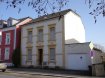 Maison Location 3 chambres à Munsbach - 1 800 € Texte français/english ci dessous.
Älteres Haus im Zentrum von Munsbach im originalen Zustand.
Das Haus wurde Anfang des 20 Jahrhunderts erbaut. Es umfasst im Erdgeschoss ein grosses Wohn/Esszimmer, eine Küche und ein altes Bad mit Badewanne und Toilette. Im ersten Stock finden sich 3 Schlafzimmer und eine Abstellkammer . Der Speicher ist nicht ausgebaut und kann als Lagerraum benutzt werden. Das ganze Haus ist unterkellert. Hier gibt es die Gasheizung und viel Abstellplatz. Hinter dem Haus liegt eine grosse Wiese. Rechts neben dem Gebäude ist die Garage angebaut. Die Fenster sind doppelverglast. Das Haus kann mit den Möbel gemietet werden. Keine Tiere und keine Raucher erwünscht. Konditionen sind ein CDI und ein Netto Gehalt von mindestens Euro 3.600,-
Munsbach gehört zu den bevorzugten Gemeinden um die Stadt Luxemburg herum. Von hier ist man schnell am Flughafen, dem Kirchberg und in der Stadt Luxemburg. Busverbindungen sind vor der Tür, der Bahnhof nur einige Meter entfernt. Einkaufsmöglichkeiten und Schulen sind in unmittelbarer Nähe.
Ancienne maison dans le centre de Munsbach dans son état d'origine.
La maison a été construite au début du 20e siècle. Au rez-de-chaussée il comprend un grand salon / salle à manger, une cuisine et une ancienne salle de bain avec baignoire et toilettes. Au premier étage il y a 3 chambres et un débarras. Le grenier peut être utilisé comme salle de stockage. Toute la maison a un sous-sol. Il y a du chauffage au gaz et de nombreuses places de stockage ici. Il y a une grande espace derrière la maison. Le garage est à droite du bâtiment. Les fenêtres sont à double vitrage. La maison peut être louée avec les meubles. Pas d'animaux et pas de fumeurs autorisés. Les conditions sont un CDI et un salaire net d'au moins 3600 EUR
Munsbach est l'une des communes préférées autour de la ville de Luxembourg. De là, vous pouvez rejoindre rapidement l'aéroport, le Kirchberg et la ville de Luxembourg. Les bus se trouvent devant la porte et la gare est à seulement quelques mètres. Les commerces et écoles sont à proximité immédiate.
Older house in the center of Munsbach in its original condition.
The house was built in the early 20th century. It comprises a large living / dining room, a kitchen and an old bathroom with bathtub and toilet on the ground floor. On the first floor there are 3 bedrooms and a storage room. The loft can be used as a storage room. The whole house has a basement. There is gas heating and plenty of storage space. There is a large meadow behind the house. The garage is to the right of the building. The windows are double-glazed. The house can be rented with the furniture. No animals and no smokers allowed. Conditions are a CDI and a net salary of at least EUR 3,600
Munsbach is one of the preferred municipalities around the city of Luxembourg. From here you can quickly get to the airport, Kirchberg and Luxembourg City. Bus connections are in front of the door and the train station is only a few meters away. Shops and schools are in the immediate vicinity.