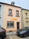 Maison mitoyenne Vente 3 chambres à Differdange - 545 000 € Belle maison mitoyenne située au centre de la Ville de Differdange à proximité de l'école internationale ainsi que du nouveau centre OPKORN.La maison dispose de :Sous-sol : grande cave avec stockage, salle de bain + WC, 1 WC séparé, chaufferie et grand garage de 31 m2.Rez-de-chaussée : hall d'entrée, grand living/salle à manger et cuisine équipée avec accès à la grande terrasse (31 m2).Etage 1 : Palier, 2 chambres à coucher dont 1 dispose d'un WC séparé (possible de faire une salle de douche).Grenier : Palier, 1 chambres et 2 pièces aménageable en chambres.