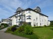 L'offre est sans commission pour l'acheteur !!! 

Appartement ( 120m2 ) moderne dans la Seniorengalerie Moselpark à Perl, avec une belle vue, directement à la frontière luxembourgeoise. 

L'appartement lumineux et spacieux est situé au rez-de-chaussée d'une résidence très bien entretenue et calme. Par le hall d'entrée, on accède à un grand salon/salle à manger, qui offre un accès direct à la terrasse ensoleillée. La terrasse (sud/ouest) offre une vue magnifique sur la nature et le Luxembourg. Le couloir mène à la zone nuit avec deux belles chambres et une grande salle de bain moderne, équipée d'une douche à l'italienne en verre et de toilettes. La cuisine moderne et de haute qualité est complétée par une pièce de rangement attenante, où lave-linge et sèche-linge peuvent être logés. Un WC pour les invités est à disposition, ainsi qu'un grand sous-sol, une place de parking dans le garage souterrain et une place devant la maison. 

La galerie Moselpark a été construite dans un magnifique parc tranquille. À proximité immédiate, il y a une grande piscine ainsi que tous les commerces (Aldi, Rewe, Lidl, etc.). Perl fait partie des beaux endroits le long de la Moselle, au cœur des vignobles, avec de nombreux sentiers de randonnée et sites touristiques dans la région des trois frontières. Grâce à l'autoroute Luxembourg-Sarrebruck, ainsi qu'à la gare et aux bus, on atteint tous les lieux rapidement.