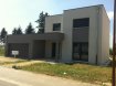 Maison individuelle Vente 3 chambres à Terville - 294 950 € Nos créations à toit plat ou « toit terrasse », apportent un réel sang neuf au monde la construction de maisons individuelles Assimilées aux maisons d'architectes, les maisons à toit plat sont désormais à la portée de nombreux foyers. Ils peuvent être accessible ou non suivant l’utilisation souhaitée (terrasse, jardin,…) L’aspect esthétique de ces projets, qu’ils soient à étage, en demi niveau ou bien même de plain-pied, répondent au souhait d’avoir une maison atypique et résolument moderne. Cette maison à toit plat de 103m², élégante et familiale réunit au RDC une entrée séparée, un espace ouvert salon/séjour cuisine répondant aux besoins de la vie de tous les jours. Les grandes ouvertures vers l'arrière donnent un accès direct à votre terrasse. L'étage propose 3 chambres et une salle de bain Garage 2 voitures. Pour un projet unique à votre image. MAISONS BATIVIA la référence