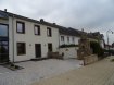 Maison individuelle Location 3 chambres à Burmerange - 2 300 € Texte français ci-dessous.
Traumhaftes und modernes Wohnen mitten in der Natur.
Im Erdgeschoss befindet sich das helle und grosse Wohnzimmer mit offener und luxuriöser Küche und direktem Zugang zum Garten. Des Weiteren gibt es ein grosses Schlafzimmer mit Platz für einen begehbaren Dressing und ein modernes Badezimmer. Auch einen Hausarbeitsraum mit Waschmaschinenanschluss findet man hier, sowie den Zugang zur Garage.
Die erste Etage erreicht man über ein wunderschönes Treppenhaus mit viel Licht. Hier gibt es 2 weitere Schlafzimmer und ein grosszügiges Badezimmer mit Dusche und Wanne. Das ganze Haus ist sehr hell und modern ausgerichtet, die Terrasse liegt auf der Südseite und ein seitlicher Feldweg führt direkt in die Natur. Ideal für Wanderer und Sportbegeisterte.
Das Gebäude verfügt über einen Energiepass A/A und zählt somit als Passivhaus, was die Unterhaltskosten sehr niedrig hält. Alle Rollläden sind elektrisch und die Räumlichkeiten verfügen über Designleuchten. Ein Traumhaus zum modernen und energiebewussten Wohnen.
Es gibt selbstverständlich einen Keller, der sich hervorragend als Weinkeller eignet und zwei weitere Aussenstellplätze .
Nichtrauer erwünscht.
Logement moderne de rêve en pleine nature.
Au rez-de-chaussée se situe le grand salon clair et lumineux avec cuisine ouverte de luxe et accès direct au jardin. En outre, on y trouve une grande chambre à coucher avec assez d'espace pour un dressing, une salle de bains moderne, un local de travail équipé d'un raccordement pour machine à laver, ainsi que l'accès au garage.
Le 1er étage est atteint pas une cage d'escalier magnifique avec beaucoup de lumière. On y trouve 2 chambres à coucher supplémentaires et une salle de bains spacieuse avec baignoire et douche. Toute la maison est très lumineuse et alignée de façon moderne. La terrasse est orientée plein sud et un chemin rural latéral mène directement dans la nature. Excellent pour les randonneurs et les sportifs.
L'immeuble dispose d'un passeport énergétique A/A valable pour maisons passives, ce qui réduit considérablement les frais d'entretien. Les volets roulants sont électriques et les différentes pièces sont équipées de luminaires en design.
Une maison de rêve moderne et un logement sans gaspillage d'énergie.
Bien entendu, il y a une cave qui s'apprête parfaitement comme cave à vin, ainsi que deux emplacements extérieurs.
Non-fumeurs souhaités.