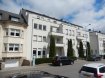 Appartement Location 1 chambre à Luxembourg-Cessange - 1 300 € Appartement spacieux, construit en 2001, bénéficiant d'une bonne luminosité naturelle et se composant comme suit:
- hall d'entrée,
- 1 WC séparé,
- 1 grand living/séjour avec cuisine ouverte et double accès sur la grande terrasse,
- 1 grande chambre,
- 1 salle de bains avec WC,
- 1 terrasse (6m2) avec vue imprenable sur la skyline de la ville.
A l'appartement s'ajoute un emplacement intérieur, une cave privative ainsi que la buanderie commune.
Vous y trouverez des petits commerces (boulanger, boucher) à quelques minutes pédestres ainsi qu'un arrêt d'autobus (numéro 4 ville de Luxembourg) à proximité.
La Cloche d'Or se trouve à cinq minutes en voiture ou en autobus.
La situation géographique de l'appartement permet un accès facile aux grands axes routiers direction Luxembourg-Ville et Cessange.
Ref agence :882557-VA0238