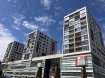 Appartement Location 2 chambres à Esch-sur-Alzette - 2 100 € Appartement lumineux et spacieux avec trois côtés libres au centre de Belval
L'appartement est situé au 6ème étage d'une grande résidence en plein cœur de Belval, Esch. On accède à l'appartement par un couloir qui relie toutes les autres pièces. Il y a un grand salon/salle à manger avec accès à la terrasse (sud/ouest), une cuisine intégrée moderne, 2 chambres, une salle de bain avec baignoire, un toilette séparé et une buanderie. La terrasse offre une vue magnifique sur le Belval. L'appartement est lumineux grâce à ses trois côtés. Au sous-sol, il y a une cave privative et un emplacement de stationnement pour une voiture.
Condition : pas d'animaux, non-fumeurs, CDI, revenu net mensuel minimum de 5.000 euros, pas de colocation.
Belval est une petite ville autonome à côté d'Esch/Alzette. On y trouve toutes les commodités, restaurants et activités sportives à proximité. Train, bus et autoroute sont facilement accessibles et garantissent des liaisons rapides avec la ville de Luxembourg et l'aéroport. La Rockhal propose un programme culturel varié. Vie moderne dans un environnement contemporain.