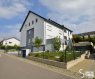 Maison jumelée Vente 5 chambres à Tuntange - Prix sur demande L'agence immobilière Christine SIMON, vous présente une maison jumelée, d'env. 350 m2 habitable, construite en 2013 sur un terrain de 4,01 ares.
Elle a été pensée et bâti pour une grande famille de façon indépendante sur 3 niveaux .
La maison se compose suit:
Sous-sol:
Un garage pour 4 voitures (52 m2 avec porte sectionelle), et deux emplacements extérieurs devant le garage, un atelier, une salle de douche, une buanderie et une chaufferie.
Rez-de-chaussée:
Hall d'entrée, toilette séparée, cuisine équipée indépendante, une chambre à coucher, salon et salle à manger de env. 52 m2 donnant accès vers la terrasse d'env. 30 m2 et le jardin comprenant un petit étang de poisson.
1er étage:
Hall, débarras, cuisine équipée indépendante, salon, 2 chambres à coucher et une salle de douche.
Combles aménagés:
Hall, cuisine équipée indépendante, salon, 2 chambres à coucher et une salle de douche.
Le Grenier d'une hauteur d'env. 3,75 m peut être aménagé.
Finitions:
La maison a été construite de façon traditionnelle, fenêtres double vitrage, toiture isolée, chauffage au mazout (fuel), volets électriques, parlophone pour chaque étage, préparations des raccordement pour des panneaux solaires et un passeport énergétique C-C.
La maison sera disponible 3 mois après l'acte notarié.
Visite virtuelle de la maison sous le lien: https://app.immoviewer.com/portal/tour/1202380
Pour une visite, n'hésitez pas et contactez L'agence immobilière Christine SIMON au tel: 621 189 059 ou envoyez un mail à cs@christinesimon.lu.
Ref agence :5338903