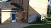 Maison Vente 3 chambres à Gorcy - 95 000 € Maison de cité jumelée d'un coté très bien exposée Est/Ouest avec un agréable jardin et une terrasse dallée .La maison a une superficie de 70 m²,composé de 3 pièces au rdc cuisine équipée, séjour, salle de bain , au premier il y a deux chambres. La maison dispose d' un comble déja aménagé en chambre. Un atout majeur complète le bien un garage individuel non attenant est vendu avec le bien. Des travaux sont à prévoir afin de réhabiliter la maison. Honoraires inclus 8%. Agence Agora Briey 03.82.20.25.26