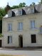Maison Vente 4 chambres à La Chartre-sur-le-Loir - 204 750 € Maison bourgeoise . comprenant: Au RDC : hall d'entrée, bureau, deux grandes pièces aménagées, unpetit salon donnant sur le jardin, un dégagement avec chaufferie, cellier, wc avec lave-main, pièce de rangement. A l'étage : grande pièce de vie, cuisine aménagée et équipée, salle d'eau avec wc. Au 2ème étage : 4 chambres, salle de bain avec douche séparée, wc séparé. Garage Terrain clos et arboréd'envirion 450 m2