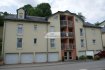 Appartement Vente 2 chambres à Echternach - 460 000 € VENDU !! IMMO EXCELLENCE vous propose en exclusivité ce joli appartement d'une surface habitable d'environ 90 m2 et d'une surface utile d'environ 134 m2. L'appartement se compose comme suit : Un hall d'entrée, un double séjour avec accès direct sur une terrasse, une cuisine équipée, deux chambres-à-coucher dont une avec accès direct sur un balcon, une salle-de-douche avec raccordement pour une machine-à-laver, un W.C. séparé, une grande terrasse, un balcon, un emplacement intérieur, un emplacement extérieur ainsi qu'une cave. L'appartement dispose également d'une armoire encastrée. Raccordement à la fibre optique.
L'appartement se situe dans un endroit calme et proche du centre ville d'Echternach avec toutes ses commodités.
Ref agence :3426769