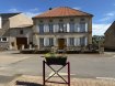 A MORFONTAINE-VILLAGE A VENDRE-Maison de caractère mitoyenne par le garage.

Située dans un environnement calme et verdoyant, cette belle maison de campagne en pierre de taille offre une surface habitable d'environ 230 m², sur 10 ares de terrain, dont une partie constructible d'environ 4 ares.

Au rez-de-chaussée:

Une vaste entrée avec dégagement et cellier.
Une cuisne équipée agrémentée d'une authentique cheminée lorraine.
Un spacieux salon salle à manger d'environ 50m² avec accès direct au jardin.
Une grande salle de douche.
Un cabinet de toilette indépendant.

Un vaste garage d'environ 56m², avec deux remises (11m² et 13m²) et un grenier, offrant un accès direct à la cuisine.

A l'étage:

Un grand dégagement desservant 5 belles chambres (18m², 18m², 13m²,12m²,12m²,).

Une grande salle de bain avec baignoire et 2 vasques,
Un second cabinet de toilette.

Des combles aménageables d'environ 100m², offrant un beau potentiel d'agrandissement ( isolé par le sol avec 30 cm de mousse projetée).

Deux magnifiques caves voutées en pierre de taille. 

Les atouts de la propriété:

Maison construite en pierre de taille.
Façade en crépi en bon état.
Tous les planchers et dalles de la maison sont en béton.
Escaliers intérieurs entièrement réalisé en beton.
Menuiseries en double vitrage PVC avec volets battants PVC en très bon état.
Grenier  isolé par le sol avec 30 cm de mousse projetée.
Toiture et charpente en bon état.
Terrain entièrement cloturé.
