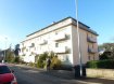Penthouse Location 3 chambres à Diekirch - 1 500 € Joli penthouse lumineux de 110 m2, entièrement rénové au 3ième étage offrant un hall d' entrée, nouvelle cuisine équipée, salon/salle à manger donnant sur une magnifique terrasse ( 82 m2) , 3 chambres à coucher, salle de bains avec douche, baignoire et Wc, débarras avec armoire encastrée, grenier, cave et emplacement intérieur au sous-sol. L'appartement se trouve à 5 minutes à pieds du Centre de Diekirch. Disponibilité: de suite
Ref agence :1030