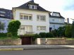 Maison de maître Vente 5 chambres à Schifflange - 1 100 000 € Maison de Maître très lumineuse avec cabinet médical ayant une entrée séparée, avec possibilité d'agrandir en plein Centre Ville avec facilité de stationnement, se composant comme suit:
- au rdch: hall d'entrée, cuisine non équipée, living-sàm avec accès sur balcon, coin vestiaire avec placard de rangement, WC séparé, grande pièce avec une entrée séparée, feu ouvert, cabinet avec sortie à l'arrière, jardin.
- au 1er étage: hall de nuit avec placards de rangement, WC séparé,
2 chac avec placards de rangement,
1 chac avec sdouche attenante avec fenêtre
1 chac avec placards de rangement et sortie sur terrasse (au-dessus du cabinet médical)
1 petit bureau avec placard de rangement.
1 sddouche avec urinoir, lavabo, fenêtre
- au 2e étage: hall de nuit avec placards de rangement,
1 chac avec sdbains, lavabo, WC,
grenier aménageable.
- au sous-sol: chaufferie avec chaudière à gaz avec boiler, garage pour 2 voitures avec porte électrique, radiateur, eau, fenêtres, buanderie avec accès extérieur, grande cave, 3 caves à vin.
La maison a de grandes fenêtres en simple vitrage, toiture ardoise, chauffage au gaz, emplacement voiture devant le garage...elle nécessite des travaux de rafraîchissement et présente un grand potentiel. Convient pour profession libérale avec partie habitation privée ou pour une grande famille.
Situation calme et en plein centre ville, à proximité de la Gare, commerces, écoles, autoroutes.