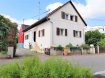 Maison Vente 4 chambres à Blotzheim - 275 000 € Maison type F6 à vendre à Blotzheim . Dans une petite rue calme, tout proche du centre de Blotzheim et de ses commerces, cette grande maison de type F6 de 140 m2 construite sur plus de 5 ares de terrain comprend : entrée, cuisine séparée équipée, beau séjour, salon, 4 grandes chambres dont une de 30 m2 et salle de bains avec WC . Grande cave aménagée, buanderie et cellier, 3 garages, place de parking et un atelier dans une cour de 80 m2. Chaudière mixte bois-gaz. Disponible de suite