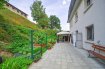 Appartement Vente 1 chambre à Reisdorf - 298 000 € Mario Zannier (621 167 173) de REMAX Forum vous présente ce bel appartement de 72,58 m2 et sa grande terrasse de +- 60 m2 dans une résidence de 9 unités à Reisdorf.
L'appartement est dans un très bon état, pas de travaux à prévoir. Il ce trouve a l'arrière du bâtiment. Accès à la terrasse depuis la chambre, la cuisine et le salon.
Possibilité de louer un emplacement extérieur ou de ce garer le long de la route très peu fréquentée.
Description:
- 1 chambre d'env. 13 m2
- 1 cuisine équipée d'env. 10 m2
- 1 sallon/salle à manger d'env. 24 m2
- 1 salle de bain
- 1 débarras avec emplacement pour la machine à laver.
- 1 grand hall avec armoire encastré
- 1 cave
- Buanderie commune
- Terrasse de +- 60 m2
Ref agence :2234596