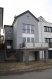 Maison jumelée Vente 2 chambres à Machtum - 915 000 € Texte français ci-dessous.
Modernes Haus mit unverbaubaren Traumblick über die Mosel in Machtum mit schön angelegtem Garten
Das Haus wurde 2007 errichtet. In der ersten Wohnétage befindet sich ein grosses Wohn/Esszimmer mit Kamin und grosser Panorama-Terrasse inklusive Traumblick über die Mosel. Nach hinten liegt die grosse, neue, moderne Küche mit Zugang zur Sonnenterrasse und dem schönen angelegten Garten. Das Grundstück kann auch von der hinteren Parallel-Strasse betreten werden. Zwischen dem Wohnzimmer und Küche liegt das GästeWC und eine Garderobe. In der 2.Wohnétage finden sich 2 Schlafzimmer mit tollen Aussichten auf die Mosel oder Weinberge, ein kleineres Zimmer, das als Büro oder Kinderzimmer genutzt werden kann und ein geräumiges Badezimmer mit Dusche, Badewanne, 2 Waschbecken, WC und Bidet. Der Speicher ist über eine ausziehbare Treppe erreichbar und isoliert. Er kann begrenzt ausgebaut werden.
Im Keller ( auf Strassenniveau ) befinden sich eine grosse Doppelgarage, der Heizungskeller mit Buderus Heizölanlage, die Waschküche und ein weiterer Abstellraum. Im Treppenhaus ist der Zugang zum hinteren Garten. Das Gebäude präsentiert in einem sehr guten, neuwertigen Zustand. Die Fenster sind doppelverglast, die hinteren Rollläden sind elektrisch und das Haus verfügt über eine Alarmanlage.
Machtum ist ein romantisches Dorf unmittelbar an der Mosel, nur einige Kilometer von Grevenmacher entfernt. Alle Einkaufsmöglichkeiten, Sportaktivitäten und öffentlicher Transport sind in direkter Umgebung. Der Autobahnanschluss und somit die direkte Verbindung mit Trier / Stadt-Luxemburg befindet sich in 5 km. Die Mosel bietet direkt vor der Haustür diverse Wassersportmöglichkeiten an und lädt mit ihren berühmten und romantischen Weinbergen zu Wanderungen ein. Natur pur.
Maison moderne avec jardin magnifique et vue de rêve imprenable sur la Moselle et Machtum.
La maison a été construite en 2007. Au 1er étage se trouvent un grand salon/salle à manger avec cheminée et une grande terrasse panoramique avec vue de rêve sur la Moselle. A l'arrière, se situe une grande cuisine moderne avec accès sur la terrasse ensoleillée et le jardin limitrophe. Le terrain peut également être atteint par la rue parallèle postérieure. Entre le salon et la cuisine se situent le WC séparé et une garde-robe. Au 2e étage on trouve 2 chambres à coucher avec vue superbe sur la Moselle et les vignobles, une pièce plus petite qui peut être affectée comme bureau ou chambre pour enfants, ainsi qu'une salle de bains spacieuse avec douche, baignoire, 2 lavabos, bidet et WC. Les combles peuvent être atteints pas un escalier escamotable et isolé. Les combles peuvent être aménagés dans certaines limites.
Dans la cave (niveau de rue) se situent un grand garage double, la chaufferie avec chauffage au fuel