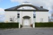 Villa Vente 4 chambres à Dudelange - 1 850 000 € SOUS COMPROMIS!
Belle villa d'exception, conçue par l’architecte renommé Christian Bauer, située dans un quartier calme dans les hauteurs de Dudelange nommée Op Lenkeschlei sur un terrain de 9,04 ares avec une belle vue sur la Ville de Dudelange.
Sous-sol : Salle de fêtes avec accès à la terrasse et au jardin, réserve, belle cave à vin, buanderie et spacieux garage pour 2 voitures.
Rez-de-chaussée :
Grand hall d’entrée avec vestiaire et WC séparé, spacieux espace salon – séjour sur 2 niveaux avec terrasse et feu ouvert, belle cuisine équipée séparée donnant sur une deuxième salle à manger. On dispose également au rez-de-chaussée d’une suite parentale avec salle de bain.
Etage 1 :
On dispose d'un palier en galerie comprenant un espace bureau ouvert avec une jolie vue sur le jardin ainsi que sur la Ville de Dudelange, trois chambres à coucher, deux salles de bain ainsi que d'une grande pièce polyvalente aménageable en suite parentale ou bureau.
La maison dispose de belles finitions ( marbre – parquet) et grands volumes lumineux.