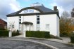 Villa Vente 4 chambres à Dudelange - 1 850 000 € Belle villa d'exception, conçue par l’architecte renommé Christian Bauer, située dans un quartier calme dans les hauteurs de Dudelange nommée Op Lenkeschlei sur un terrain de 9,04 ares avec une belle vue sur la Ville de Dudelange.
Sous-sol : Salle de fêtes avec accès à la terrasse et au jardin, réserve, belle cave à vin, buanderie et spacieux garage pour 2 voitures.
Rez-de-chaussée :
Grand hall d’entrée avec vestiaire et WC séparé, spacieux espace salon – séjour sur 2 niveaux avec terrasse et feu ouvert, belle cuisine équipée séparée donnant sur une deuxième salle à manger. On dispose également au rez-de-chaussée d’une suite parentale avec salle de bain.
Etage 1 :
On dispose d'un palier en galerie comprenant un espace bureau ouvert avec une jolie vue sur le jardin ainsi que sur la Ville de Dudelange, trois chambres à coucher, deux salles de bain ainsi que d'une grande pièce polyvalente aménageable en suite parentale ou bureau.
La maison dispose de belles finitions ( marbre – parquet) et grands volumes lumineux.