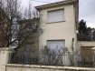 Maison individuelle Vente 4 chambres à Longwy - 230 000 € Située à toute proximité des écoles et axes autoroutiers, toutes commodités autour
Belle construction individuelle traditionnelle, d'une superficie habitable de 160 m², implantée sur une parcelle de 6,56 ares, terrain clos.
Ainsi composée :
Sous-sol complet, non enterré avec GARAGE 1 voiture, véranda à l'arrière (à revoir) chaufferie (fuel cuve 5 000 l) caves, buanderie.
REZ de CHAUSSEE surélevé : ENtrée, BUREAU, w-c, SALON-SEJOUR cheminée et parquet au sol, CUISINE équipée, SALLE D'EAU.
ETAGE sur dalle : 4 CHAMBRES (15,16 et 2 x 18 m²) w-c, le reste en grenier aménageable.
L'ensemble sur 6,56 ares de terrain clos avec à l'arrière, 2 GAAGE non attenant + atelier (possibilité de créer un STUDIO indépendant).
TRAVAUX prévoir : changer les fenêtres avec ancien DV et volets roulants, et la porte de garage, la déco d'époque fortement marquée à actualiser.