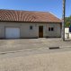 A BASLIEUX (54 620) a louer une maison de plain-pied d'une superficie habitable d'environ 80M² avec une cour de 65M², et un garage individuel + 2 places de parking devant la maison.

La maison sera entièrement repeinte avant début octobre.

MAISON DISPONIBLE A PARTIR DU 1ER OCTOBRE 2026.

LOYER 960€.
CHARGES MENSUELLES 40€, comprenant: l'entretien annuel de la chaudière au Gaz, la redevance des ordures menageres.
DEPOT DE GARANTIE 960€.
FRAIS D'AGENCE 1000€.

SITUATION ET CONSISTANCE :
Dans un petit village avec un environnement calme et agréable, épicerie et boucherie, école primaire publique.

A environ 25 km de la frontière Luxembourgeoise (RODANGE).
A environ 15 km de la frontière Belge (AUBANGE/MUSSON).

Une entrée dégagement avec un placard de rangement (Vestiaire).
Un cabinet de toiette séparés.
Une chaufferie buandrie et rangement.
une cuisine semi-équipée (Plaque vitrocéramique, Hotte, Four, Evier, Meuble de rangement).
Un salon-salle à manger avec accès cour de 65M².
Dégagement.
Deux chambres avec grand dressing de rangement.
Une salle de bain.

Chauffage au Gaz individuel.
Fenetre en double vitrage PVC avec volets roulants.
