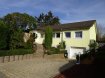 Maison Vente 3 chambres à Perl-Perl - 440 000 € Der freistehende Bungalow befindet sich am Ende einer sehr ruhigen Sackgasse, unweit vom Schengen Lyzeum. Die Wohnetage umfasst ein grosses Wohn/Esszimmer mit 2 Ausgängen zum Garten und der Terrasse, eine Einbauküche, ein grosses Badezimmer und 3 Schlafzimmer. Das Gebäude ist teilweise unterkellert mit einer Garage und dem Heizungskeller. Der Speicher ist nicht begehbar, kann aber nach Absprache mit der Gemeinde voll ausgebaut oder gleich ein ganzes Stockwerk draufgesetzt werden. Das Grundstück ist 9a gross, schön angelegt und mit einem professionellen Zaun eingefasst. Neben dem Grundstück erstrecken sich direkt Felder und Wiesen bis hin zu den Weinbergen.
Das Haus befindet sich unmittelbar unterhalb der Seniorenresidenz Moselpark, dem Schwimmbad und des Schengen Lyzeums. In direkter Nähe befinden sich alle Einkaufsmöglichkeiten ( Aldi, Rewe, Norma, Lidl, Penny etc. ) Der Dorfkern ist zu Fuss in 5 Minuten zu erreichen. Die Grenzbrücke zu Luxemburg-Schengen liegt in 2km und die Autobahn Saarbrücken-Luxemburg in 3 km Entfernung. Der Bahnhof verbindet Perl mit den anderen Moseldörfern sowie mit Trier,