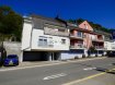 Duplex Vente 2 chambres à Itzig - 745 000 € SCHAUS Immobilier vous propose à la vente ce duplex au second étage d'une résidence datant de 2003 avec un emplacement intérieur et une cave.
L'appartement se compose comme suit :
- L'entrée dans l'appartement se fait dans le salon/salle à manger ( -39m2). Le sol de cette pièce est recouvert par du parquet.
Cette pièce se distingue par sa très grande luminosité et dispose d'un accès à un grand balcon.
- Le salon/salle à manger donne sur la cuisine ouverte, depuis laquelle le balcon susmentionné est également accessible. Le sol de la cuisine est revêtu de carrelage.
- Un WC séparé avec vasque, dont le sol est recouvert par du carrelage.
Un escalier, dont les marches sont recouvertes par du bois, permet d'accéder au deuxième étage du duplex, où un palier dessert :
- Une première chambre ( -17m2) avec du parquet au sol.
Cette pièce dispose d'un accès à un balcon, offrant une très belle vue.
- Une seconde chambre ( -16m2) avec du parquet au sol.
- Une salle de bains équipée d'un WC, d'une vasque, d'une baignoire et d'un sèche serviettes.
L'appartement est complété par :
- Un grenier d'une surface d'environ 26m2.
- Un emplacement intérieur.
- Une cave avec fenêtre.
- Une buanderie commune.
- Un local poubelles commun.
En ce qui concerne les équipements de l'appartement, il convient de souligner que :
- La porte d'entrée est sécurisée.
- L'appartement est équipé d'un parlophone.
- Les fenêtres sont en double vitrage avec des châssis en PVC.
- La toiture est en ardoise.
- Les dalles sont en béton.
- La résidence a été construite vers 2003.
L'appartement se trouve à proximité de toutes les commodités, notamment :
- Transports en commun, un arrêt de bus se trouve devant la porte ;
- Accès aux axes de circulations ;
- Commerces de proximité ;
- Crèches
- '
Nous sommes à votre entière disposition pour tout renseignement complémentaire et un rendez-vous de visite.
La commission est à la charge du vendeur.
Ref agence :VA0248