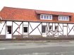 Maison Vente 2 chambres à Hesdigneul-lès-Béthune - 167 000 € Hesdigneul les Bethune. Situé dans secteur calme, cette ensemble immobilier saura vous séduire par ses nombreuses possibilités d' aménagement, ancien commerce de 200 m² habitables avec salle de réception de 130 m² et un appartement de 100 m² habitables avec entrée indépendante, rénové se composant de : Hall d' entrée, salon-séjour ouvert sur cuisine meublée et équipée, dressing, deux chambres,salle d' eau et WC. Idéal investisseurs ! Gros potentiel ! Très bonne situation géographique !
PVC double vitrage avec volets, bois simple vitrage, chauffage fuel, tout à l' égout, garage.
RENSEIGNEMENTS UNIQUEMENT AU 06.19.43.97.29
Delphine UNILOWSKI
dont 4.38 % honoraires TTC à la charge de l'acquéreur.