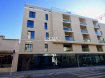 Appartement Vente 1 chambre à Luxembourg-Hollerich - 625 000 € -- FR --
Schaus Immobilier vous propose à la vente cet appartement lumineux, d'environ 65m2, situé au premier étage d'une résidence neuve, se composant comme suit :
- Un hall d'entrée avec placards intégrés ;
- Un WC séparé ;
- Une chambre à coucher (comprenant des placards intégrés) avec salle de douche attenante ;
- Un salon/salle à manger avec cuisine ouverte et accès au balcon. La cuisine est équipée et aménagée et date de 2019.
Le bien est complété par :
- Une cave privative avec espace buanderie privatif, d'une surface d'environ 10,65m2 ;
- Un emplacement intérieur d'une surface d'environ 12,42m2.
La résidence est idéalement située au c'ur de Luxembourg-Ville, à proximité immédiate de toutes les commodités tels que les transports en commun (un arrêt de bus se trouve juste en bas de la résidence, la gare se trouve à 350 mètres), les commerces de proximité et les cafés/restaurants.
L'apparemment se trouve dans une résidence achevée en 2019, répondant aux nouvelles normes de construction.
L'appartement est actuellement et présente un très bon investissement locatif.
Nous sommes à votre entière disposition pour tout renseignement complémentaire et un rendez-vous de visite.