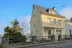 Maison Location 4 chambres à Wiltz - 1 300 € -- FR --
Maison unifamiliale de - 160 m2
rez-de-chaussée:
hall d´entrée
living-salle à manger avec accès sur terrasse
cuisine équipée
1er étage :
palier
3 chambres à coucher
WC séparé
2e étage :
hall de nuit
1 chambre à coucher
salle de bains
grenier
sous-sol :
hall
WC séparé
cave-rangement
cave-buanderie
garage pour 1 voiture chaudière mazout
jardin sur le côté de la maison
emplacement devant le garage
loyer: 1.300 €, charges à part
caution: 2.600 €
frais d'agence: 1.521 €
libre 1er juin 2020
PAS D'ANIMAUX !
CDI exigé !
-- DE --
Einfamilienhaus mit - 160 m2
Erdgeschoss:
Flur
Wohn-/Essbereich mit Zugang zur Terrasse
Einbauküche
1. Stock:
3 Schlafzimmer
WC
2. Stock:
Flur
1 Schlafzimmer
Bad
Dachboden
Untergeschoss:
Flur
WC
Keller
Waschküvhe
Garage (1 PKW) Heizraum (Erdöl)
Garten neben dem Haus
Parkplatz vor der Garage
Miete: 1.300 €, Nebenkosten separat
Kaution: 2.600 €
Agenturkosten: 1.521 €
verfügbar juni2020
KEINE HAUSTIERE !
CDI (unbefristeter Arbeitsvertrag) erforderlich
Ref agence :B6915
