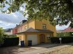 AVEC ASCENSEUR -  AVIS AUX AMATEURS!

Maison jumelée avec ascenseur, jardin et garage à DIEKIRCH -Terrain de 2,48 ares

Home Project vous propose cette charmante maison jumelée construite en 1996 d'une surface habitable de 140m2 et d'une surface totale de 190m2, implantée sur un terrain de 2,48 ares située dans le secteur de la Rue Victor Muller-Fromes à Diekirch.

La propriété bénéficie d'une situation particulièrement pratique, à proximité immédiate du centre-ville, des commerces, supermarchés, écoles, crèches, transports en commun ainsi que de la gare de Diekirch.

Composition:

Rez-de-chaussée
Hall d'entrée
Grand living / séjour lumineux
Cuisine entièrement équipée
WC séparé
Terrasse avec accès au jardin
Garage 1 voiture ( annexe)
Accès à l'ascenseur

1er étage
Hall de nuit
Chambre 1 
Chambre 2 
Débarras/buanderie
Salle de bains avec baignoire, double vasque et WC

Combles
Grand espace ouvert servant comme:
Bureau
Chambre
Hobby

Sou-sol
Caves diverses
Chaufferie

Annexe:
Grand Garage 1 voiture, motos, vélos, etc...

Atouts:
Double vitrage PVC
Chauffage mazout
Jardin aménagé
Ascenseur
Réservoir d'eau de pluie

Pour toute information complémentaire ou pour organiser une visite, n'hésitez pas à nous contacter :

Home Project SA
E-mail : info@home-project.lu
Téléphone : +352 26 36 11 12

MIT AUFZUG ?  FÜR INTERESSIERTE!

Reihenhaus mit Aufzug, Garten und Garage in DIEKIRCH ? Grundstück von 2,48 Ar

Home Project bietet Ihnen dieses charmante, 1996 erbaute Doppelhaus mit einer Wohnfläche von 140 m² und einer Gesamtfläche von 190 m² an, das auf einem 2,48 Ar großen Grundstück im Bereich der Rue Victor Muller-Fromes in Diekirch.

Die Immobilie profitiert von einer besonders verkehrsgünstigen Lage in unmittelbarer Nähe zum Stadtzentrum, zu Geschäften, Supermärkten, Schulen, Kindertagesstätten, öffentlichen Verkehrsmitteln sowie zum Bahnhof von Diekirch.

Aufteilung:

Erdgeschoss
Eingangsbereich
Großes, helles Wohn-/Esszimmer
Voll ausgestattete Küche
Separates WC
Terrasse mit Zugang zum Garten
Garage für 1 Auto (Anbau)
Zugang zum Aufzug

1. Stock
Flur zum Schlafbereich
Schlafzimmer 1 
Schlafzimmer 2 
Abstellraum/Waschküche
Badezimmer mit Badewanne, Doppelwaschbecken und WC

Dachgeschoss
Großer offener Raum, nutzbar als:
Büro
Schlafzimmer
Hobbyraum

Keller
Verschiedene Kellerräume
Heizungsraum

Nebengebäude:
Große Garage für 1 Auto, Motorräder, Fahrräder usw.

Vorteile:
PVC-Fenster mit Doppelverglasung
Ölheizung
Angelegter Garten
Aufzug
Regenwassertank

Für weitere Informationen oder zur Vereinbarung eines Besichtigungstermins zögern Sie bitte nicht, uns zu kontaktieren:

Home Project SA
E-Mail: info@home-project.lu
Telefon: +352 26 36 11 12

WITH ELEVATOR -  ENTHUSIASTS TAKE NOTE!

Semi-detached house with elevator, garden, and garage in DIEKIRCH?2.48 ares of land

Home Project is pleased to present this charming semi-detached home built in 1996, with 140 m² of living space and a total area of 190 m², situated on a 2.48-are lot in the Rue Victor Muller-Fromes in Diekirch.

The property enjoys a particularly convenient location, right next to downtown, shops, supermarkets, schools, daycare centers, public transportation, and the Diekirch train station.

Layout:

Ground Floor
Entrance hall
Large, bright living room
Fully equipped kitchen
Separate toilet
Terrace with access to the garden
1-car garage (attached)
Access to the elevator

First floor
Bedroom landing
Bedroom 1 
Bedroom 2 
Storage room/laundry room
Bathroom with bathtub, double sink, and toilet

Attic
Large open space serving as:
Office
Bedroom
Hobby room

Basement
Various storage rooms
Boiler room

Annex:
Large garage for 1 car, motorcycles, bicycles, etc.

Features:
PVC double-glazed windows
Oil-fired heating
Landscaped garden
Elevator
Rainwater tank

For further information or to schedule a tour, please feel free to contact us:

Home Project SA
Email: info@home-project.lu
Phone: +352 26 36 11 12
