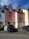 Appartement Vente 2 chambres à Tetange - 480 000 € Texte français ci-dessous
Appartement in Bi-familiale Residenz, sehr ruhig im Zentrum von Tétange
Die Residenz umfasst 2 Wohneinheiten. Zum Verkauf steht das obere Appartement, das sich über den 2. und 3. Stock (Speicher) erstreckt.
Die Wohnung umfasst in der 2.Etage einen offene Wohn/Esszimmer/Küchen Raum mit tollem Blick über die Natur, 2 Schlafzimmer, ein Badezimmer mit Dusche und eine separate Toilette. Durch eine Wendeltreppe im Flur gelangt man in den 3.Stock, wo sich ein Speicherraum mit Heizung und 2 Fenstern, sowie eine Abstellkammer befinden. Im Erdgeschoss der Residenz finden sich ein privater Kellerraum und ein gemeinschaftlicher Abstellraum.
Das Appartement muss gestrichen werden und braucht eine neue Küche.
Das Gebäude liegt sehr ruhig unweit vom Zentrum in Tétange. Schule und Einkaufsmöglichkeiten finden sich in ca 300 Meter, Bushaltestelle ca 100 Meter, Bahnhof 300 Meter. Die Autobahnauffahrt Luxemburg-Esch gibt es iin ca 3km.
Appartement dans résidence bi-familiale très calme au centre de Tétange.
La résidence comprend 2 unités. L’appartement supérieur qui s’étend sur le 2e et 3e étage est à vendre et offre au 2e étage un salon/salle à manger avec cuisine ouverte et vue superbe dans la nature, 2 chambres à coucher, une salle de bains avec douche ainsi qu’un WC séparé. Par le biais d’un escalier en colimaçon au couloir, on atteint le 3e étage où se trouve un grenier avec chauffage et 3 fenêtres. Au rez-de-chaussée se situent une cave privative et un débarras commun. L’appartement doit être repeint et nécessite une nouvelle cuisine.
Le bâtiment à situation calme est à proximité du centre de Tétange. L’école et les commerces sont à 300m, l’arrêt de bus à 100m et la gare est à 300m. L’accès à l’autoroute Luxembourg-Esch se trouve à 3km.