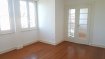 Appartement Location 2 chambres à Saint-Louis - 740 € c.c. F3 à louer à St Louis - proche frontière. Très proche de la frontière principale de Bâle, à moins de 5 minutes à pied du tram suisse, appartement de type F3 de 65m2 situé au 2e étage (dernier) d'une petite résidence de 6 logements. Il se compose de: une entrée, une cuisine partiellement équipée (plaques vitrocéramiques, four, hotte), un salon-séjour, 2 chambres dont une avec balcon, une salle de bains avec baignoire et WC (fenêtre). Chauffage individuel au gaz. Eau froide incluse dans les charges. Lumineux et idéalement situé pour un frontalier. Disponible le 1er février 2019.