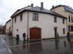 Maison Vente 3 chambres à Canach - 750 000 € Texte français ci-dessous.
Eckhaus im Dorfzentrum, komplett renoviert in top Zustand.
Das Haus befindet sich in einem sehr guten und renovierten Zustand. Im Erdgeschoss gibt es einen großen Flur, der alle weiteren Räumlichkeiten miteinander verbindet. Hier finden sich unter anderem ein Hobby/Schlafraum, eine große Waschküche und eine große Garage mit der Buderus Mazoutheizung (1997). Über ein Treppenhaus gelangt man in den ersten Stock des Gebäudes, welcher aus einem großen Duplex-Appartement besteht. Hier befinden sich neben 2 Schlafzimmern, eine neues Badezimmer (2017) , ein großes offenes Wohn/Esszimmer mit moderner neuer Küche (2017) und eine offene Mezzanine im 2.Stock mit weiteren Räumlichkeiten. Das Appartement präsentiert sich modern, offen und hell, sowie in einem sehr guten Zustand. Das Gebäude ist nicht unterkellert. Vor dem Gebäude gibt es eine asphaltierte Fläche um 2 Autos zu Parken. Das Haus verfügt über eine Ölzentralheizung und doppelte Verglasung der Fenster.
Das Haus liegt im Dorfzentrum von Canach. Der Ort Canach gehört zu den beliebtesten Umgebungsdörfern von Stadt Luxemburg. Flughafen, Hauptstadt und Kirchberg sind unmittelbar erreichbar, wobei das Dorf selbst mitten in der Natur, unweit von der romantischen Mosel mit ihren berühmten Weinbergen liegt. Alle Einkaufs- und Freizeitaktivitäten, sowie Schulen und Sportmöglichkeiten sind schnell erreichbar.
Maison de coin complètement rénovée en excellent état, située au centre du village.
La maison rénovée se présente dans un très bon état. Au rez-de-chaussée se trouve un grand hall d’entrée qui relie toutes les autres pièces entre-elles. Ici se situent entre-autres une pièce hobby/chambre à coucher, une grande buanderie et un grand garage avec chauffage au fuel « Buderus » (1997).
Par le biais d’une cage d’escalier on atteint le 1er étage de l’immeuble qui est un grand appartement duplex. A côté de 2 chambres à coucher, on y trouve une nouvelle salle de bains de 2017, un grand salon/salle à manger ouvert avec nouvelle cuisine moderne de 2017, ainsi qu’une mezzanine ouverte au 2e étage avec des pièces supplémentaires. L’appartement moderne, ouvert et lumineux se trouve dans un très bon état. L’immeuble n’a pas de cave. Devant l’immeuble, une surface asphaltée permet le garage de 2 voitures. La maison dispose d’un chauffage central au fuel et de fenêtres à double vitrage.
L’immeuble se situe au centre de Canach. Cette localité fait partie des villages favoris dans les environs de Luxembourg-ville. L’aéroport, la capitale et Kirchberg sont à proximité immédiate, cependant le village se retrouve en pleine nature non loin de la Moselle romantique avec ses vignobles réputés. Tous les commerces et loisirs, ainsi que les écoles et les activités sportives sont à proximité.