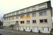 Studio Vente à Dudelange - 260 000 € Beau Studio situé au 1étage d'une résidence à Dudelange
Le studio dispose de:
Hall d'entrée, living/salle à manger, coin lit, cuisine équipée salle de douche avec WC, et cave.
Travaux à prévoir.
Studio actuellement loué.
Ref agence :214