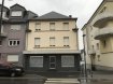 Immeuble de rapport Vente à Pétange - 1 050 000 € Mario Zannier de RE/MAX Forum vous présente ce bâtiment à la vente sur Pétange. Possibilité de transformation en logements pour étudiants..Actuellement, il se compose comme suit:- Sous sol: caves et garage 1 voiture: env. 150 m²- Rez-de-chaussée: local commercial: env. 150 m²- 1. et 2. étage: Duplex avec terrasse et véranda: env. 220 m²- Grenier env. 100m²- JardinRef agence :2234699