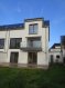 Maison Vente 6 chambres à Altwies - 1 375 000 € Texte français ci-dessous.
Modernes, grosszügiges und neues Passiv Haus in Altwies, unweit von Mondorf mit 6 Schlafzimmern und Südseite.
Das Haus wird gerade fertig gestellt und ist in einem Monat beziehbar. Im Erdgeschoss befinden sich ein grosses Zimmer mit Anschlüsse für eine Küche, ein Badezimmer und ein weiteres Zimmer, jeweils mit Zugang zur Terrasse und dem Garten ( Südseite ). Dieser Teil könnte als separates Appartement genutzt werden. Weiterhin befinden sich in dieser Etage eine grosszügige Doppelgarage ( 40m2 ), ein Abstellraum, der Heizungsraum ( Wärmepumpe ) und ein Zugang zum hinteren Teil des Hauses. Durch das helle Treppenhaus erreicht man das erste Stockwerk. Hier finden sich ein riesiges Wohn/Esszimmer, eine grosszügige Küche und ein Badezimmer. Vom Wohnzimmer aus gelangt man auf den Balkon mit tollem Blick über Altwies ( Südseite ). Im 2.Stockwerk gibt es 4 Schlafzimmer und ein weiteres Badezimmer. Das Dachgeschoss wurde ausgebaut und kann als Spielzimmer, Ruheraum oder Ablage genutzt werden. Im ganzen Haus gibt es Fußbodenheizung, die Fenster sind 3 fach verglast, es wurde eine Alarmanlage eingebaut. Das ganze Gebäude wurde mit hochwertigen Materialien gebaut, was sich in vielen Details widerspiegelt. Der Käufer kann sich noch die Ausstattung der Badezimmer und die Einbauküche aussuchen. Die Restarbeiten des Malers, sowie die Türen werden Anfang Januar beendet. Ein Betrag von Euro 50.000 kann vom Käufer als Rückerstattung der TVA geltend gemacht werden.
Vor dem Haus gibt es einen Hof mit Abstellmöglichkeit für mehrer Autos.
Altwies gehört zur Gemeinde Mondorf-les-Bains und ist nur wenige Kilometer vom Stadtzentrum Mondorf entfernt. Hier finden sich alle Einkaufsmöglichkeiten, Apotheken und Restaurants. Grundschule, Lycée, Musikschule und diverse Sportangebote liegen in unmittelbarer Nähe. Das Gebäude befindet sich ca. 100m von Wald und Wiesen entfernt, die Bushaltestelle in Sichtweite. Ein Kinderspielplatz ist gleich um die Ecke.
Maison passive moderne et spacieuse avec 6 chambres à coucher du côté sud sis à Altwies, à proximité de Mondorf-les-Bains.
La maison est sur le point d’être achevée et est habitable dans 1 mois. Au rez-de-chaussée se situe une grande pièce avec tous les raccords pour une cuisine, une salle de bains et une chambre supplémentaire, toutes avec accès à la terrasse et au jardin (côté sud). Cette partie pourrait servir comme appartement à part. En outre, sur cet étage on a un grand garage pour 2 voitures (40 m 2), un débarras, la chaufferie (pompe à chaleur) et un accès à la partie postérieure de la maison. La cage d’escalier lumineuse mène au premier étage qui abrite un salon/salle à manger gigantesque et une salle de bains. Depuis la salle de séjour on arrive au balcon avec vue superbe sur Altwies (côté sud). Au 2e étage se situent 4 chambres à coucher et une salle de bains supplémentaire. Les combles aménagés peuvent être utilisées comme pièce de jeux, pièce de repos ou simplement comme débarras. Toute la maison est équipée de chauffage au sol, de triple vitrage et d’une installation d’alarme. Les matériaux de haute qualité utilisés lors de la construction se remarquent dans beaucoup de détails. L’acquéreur peut encore choisir les équipements des salles de bains et la cuisine équipée. Les travaux de peintures restantes seront achevés fin Janvier. L’acquéreur peut faire valoir ses droits à un montant de 50.000€ relatives au remboursement de la TVA logement. Une cour avec la possibilité de garage pour plusieurs voitures se situe devant la maison.
Altwies fait partie de la Commune de Mondorf-les-Bains et se situe à quelques kilomètres du centre de Mondorf. Cette ville thermale offre toutes sortes de commerces, restaurants et pharmacies. L’école fondamentale. Le lycée, l’école de , ainsi que diverses offres sportives sont à proximité immédiate. La maison se situe en pleine nature et l’arrêt de bus n’est pas loin. Un terrain de jeux pour enfants est à 2 pas.