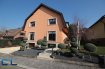 Maison mitoyenne Vente 3 chambres à Bergem - 1 490 000 € Belle maison libre de quatre cotés sur un terrain de 6 ares.
Construite en 1989 (construction traditionnelle) avec des matériaux de qualité, la maison est très bien soignée et entretenue, ayant une surface habitable d'environ 200 m2, plus un grand grenier aménageable.
La maison est agencée d'un grand hall d'entrée, d'un w.c séparé, d'une spacieuse cuisine équipée avec accès sur le jardin à l'arrière, d'un salon/salle à manger (54 m2) avec poêle norvégien à bois, grande terrasse, d'une suite parentale avec terrasse et une grande salle de bains (baignoire et douche) de deux chambres à coucher et d'une salle de douche.
D'un sous-sol comprenant une buanderie, une chaufferie, une cave et un bureau ou salle de jeux et d'un double garage.
Situation privilégiée (rue sans issue), tout en restant à cinq minutes des commerces et offrant de bons accès autoroutiers.
Libre à convenir.
« passeport énergétique en cour de réalisation »
Ref agence :LVBB12