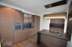 Penthouse Location 3 chambres à Rollingen - 3 250 € L'agence immobilière Christine SIMON vous présente en exclusivité ce Penthouse luxurieux à louer contenant 3 chambres à coucher et 2 salles de bains au 4ème et dernier étage avec ascenseur dans une toute nouvelle Résidence * Bei der Breck* situé à Rollingen-Mersch, 2 rue de Luxembourg, accès direct à la gare de Mersch.Il se compose comme suit:Hall d'entrée avec vestiaire sur mesure (16,35 m2), toilette séparée (2,40 m2), débarras (local ventilation) (5,88 m2), double séjour lumineux avec cuisine équipée ouverte et profitant d'un ilot central de 54,67 m2 donnant accès à une terrasse de 50,97 m2 avec vue dégagée sur le Parc de Mersch. 3 chambres à coucher dont une de 12,30 m2 attenante au dressing (9,84 m2) entièrement aménagé de placards sur mesure et sa salle-de-bain avec baignoire, une grande vasque, douche à l'Italienne, toilette et fenêtre (10,03 m2), une chambre de 12,44 m2 accès terrasse et une de 17,48 m2 donnant sur un balcon de 6,03 m2. Une salle de douche de 7,03 m2 avec douche à l'Italienne et double vasque. Au sous-sol deux emplacements intérieurs et une cave privative.Prestations haut de gamme: lampes à intensité variable, éclairage indirect dans les chambres à coucher et la terrasse, portes battantes, murs en marbre dans la salle de douche, système domotique contrôlable par téléphone portable, appareils de cuisine MIELE équipés de capteurs électriques et d'une hotte aspirante réglable en hauteur, carrelages de qualité optique en bois, placard sur mesure au hall d'entrée et au débarras, portes vitrées coulissantes dans les chambres à coucher avec accès à la terrasse, la cuisine et le double séjour.Libre au 15 juin 2021.CDI obligatoire, pas d'animaux et location non-fumeur.Loyer 3250 € plus 241 € de charges.Caution 3 mois de loyer plus charges c.à.dire 10473 €Agence 1 Loyer plus 17 % TVA = 3802,5 €A présenter au rendez-vous:Copie des 3 dernières fiches de salaire, copie du contrat de travail, de la carte d'identité et de la carte de sécurité social.Pour de plus amples renseignements contactez l'agence par mail svp à info@christinesimon.lu ou cs@christinesimon.luNous sommes en permanence à la recherche des biens pour nos clients solvables, donc si vous désirez vendre ou louer appelez l'agence immobilière Christine SIMON.