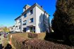 Maison jumelée Vente 4 chambres à Niederkorn - 999 000 € ***SOUS COMPROMIS***
immohub, votre partenaire dans l’immobilier à Niederkorn, Quartier „Prënzebierg“, vous propose en exclusivité cette magnifique maison libre de 3 côtés entièrement rénovée avec goût sur un terrain de 8,49 ares.
La maison se compose comme suit:
RDC
Hall d’entrée (Porte de sécurité) 7,30 m2
Garderobe 1,70 m2
Local technique (Chauffage au gaz / Buderus) & Buanderie 14,30 m2
Garage pour deux voitures 36,10 m2 avec sortie au jardin
R+1
Hall 7,80 m2
WC séparé 2,70 m2 (soft close, lavabo, miroir)
Double séjour 35,30 m2 avec accès au balcon de +/- 12 m2
Cuisine équipée ouverte 11,00 m2 (îlot central, Electroménagers : SIEMENS ; Plaque à induction avec hotte intégrée, four, m.-à-l.)
R+2
Hall de nuit 6,00 m2
SDB 6,00 m2 (douche 1,20m , WC, lavabo simple, sèche serviette miroir)
Chambre I 15,60 m2
Chambre II 16,80 m2
Chambre III 9,00 m2
R+3
Hall 1,5 m2
Suite Parentale (Chambre, SDB, Dressing)
-Chambre 13,00 m2
-SDB (Baignoire, douche, lavabo double vasque, WC, sèche serviette) 5 m2
-Dressing 7,50 m2
Détails
Rénovations 2018/2019
Triple vitrage / Chassis en PVC / Volets électriques
Parquet dans toutes les pièces sauf SDB
Garage pour 2 voitures
Emplacement extérieur
Grand jardin arboré, avec abris de jardin
Quartier résidentiel calme
Surface habitable +/- 150 m2
Disponible de suite